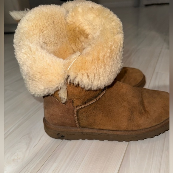 Ugg Bailey Button Chestnut (8) - Picture 3 of 10